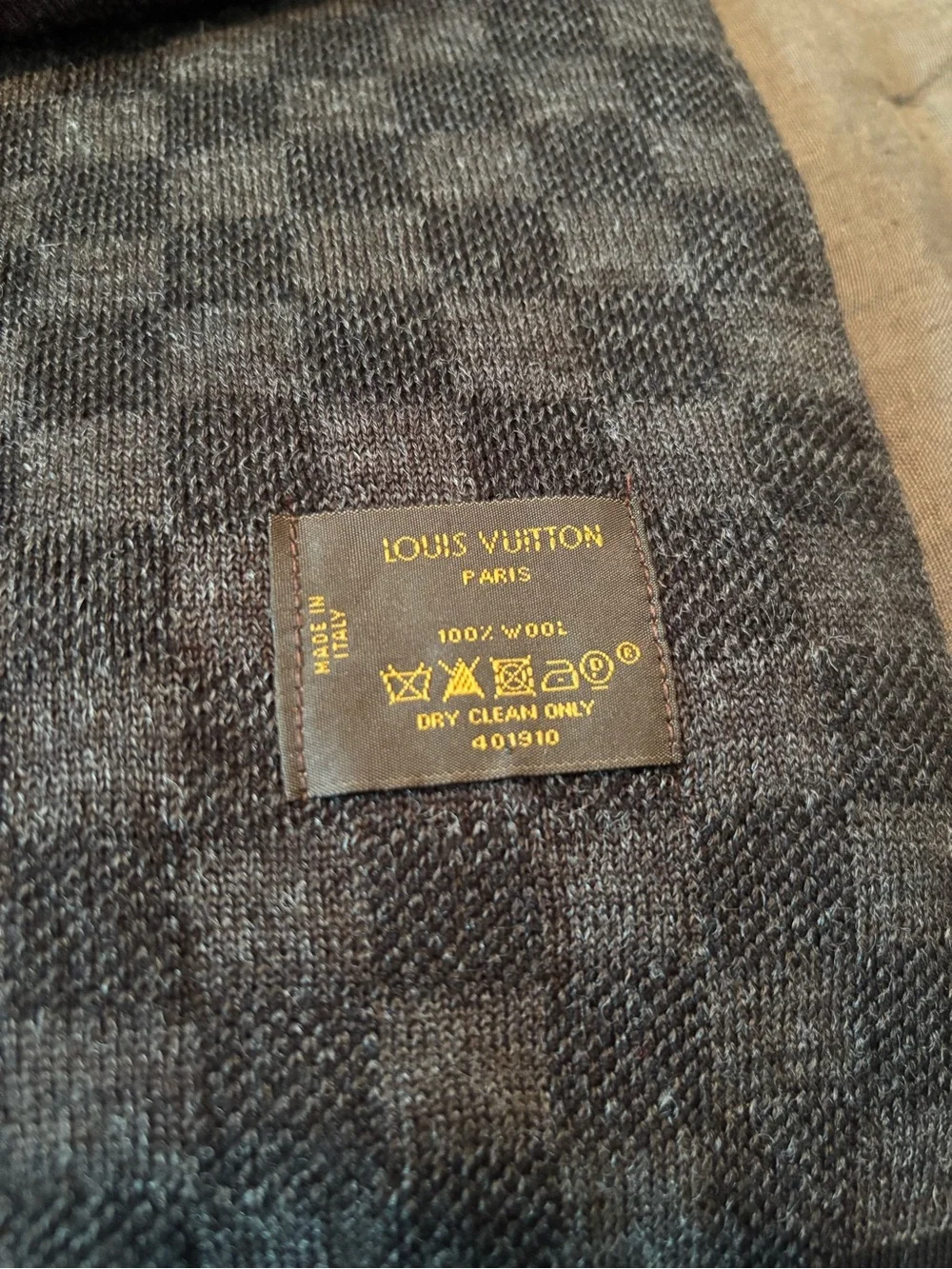Authentic Louis Vuitton Petit Damier Wool Scarf (Graphite)